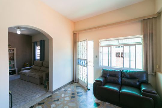 Casa para alugar com 5 quartos, 300m² em Minas Caixa, Belo Horizonte