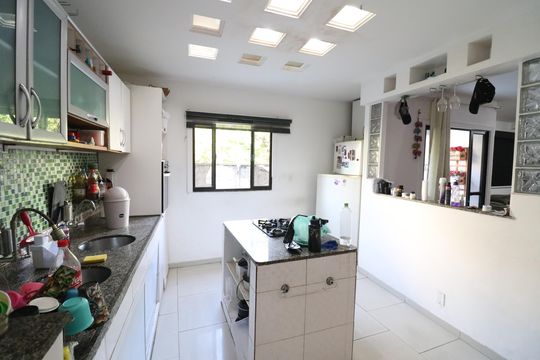 Cozinha de casa de condomínio à venda com 3 quartos, 90m² em Tauá, Rio de Janeiro
