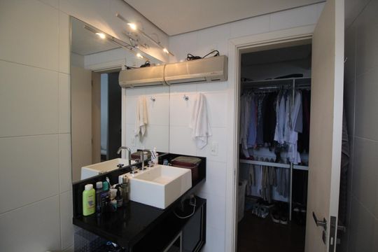Banheiro da Suíte 1 de apartamento para alugar com 1 quarto, 60m² em Independência, Porto Alegre