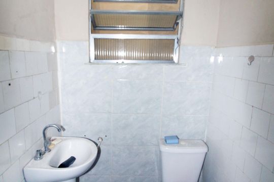 Banheiro de casa para alugar com 1 quarto, 58m² em Ramos, Rio de Janeiro
