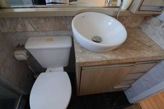 Banheiro de apartamento à venda com 2 quartos, 49m² em Fátima, Canoas