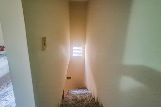 Escadas de casa à venda com 2 quartos, 100m² em Vila Dalva, São Paulo