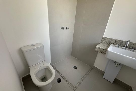 Banheiro da Suíte 2 de apartamento à venda com 3 quartos, 86m² em Alphaville Empresarial, Barueri