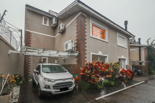 Fachada de casa de condomínio à venda com 3 quartos, 194m² em São Sebastião, Porto Alegre