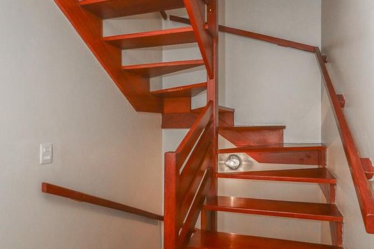 Escada de casa de condomínio à venda com 3 quartos, 194m² em São Sebastião, Porto Alegre