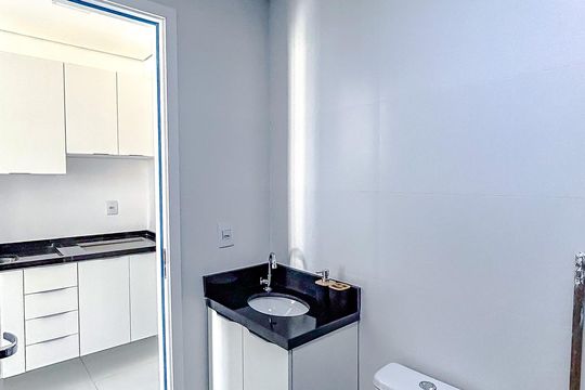 Banheiro de kitnet/studio para alugar com 1 quarto, 23m² em Vila Azevedo, São Paulo