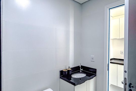 Banheiro de apartamento para alugar com 1 quarto, 24m² em Vila Azevedo, São Paulo