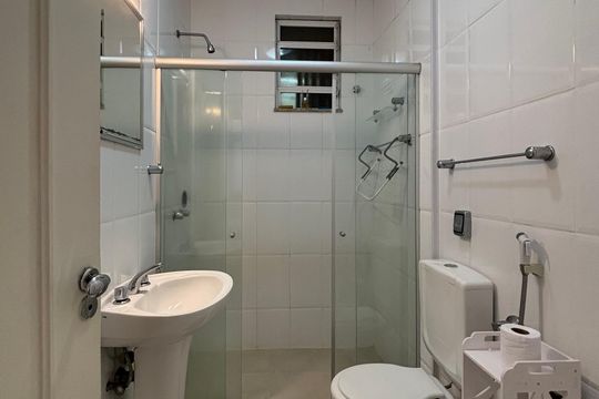 Suíte canadense - e banheiro social de apartamento à venda com 1 quarto, 40m² em Copacabana, Rio de Janeiro