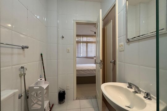 Suíte canadense - e banheiro social de apartamento à venda com 1 quarto, 40m² em Copacabana, Rio de Janeiro