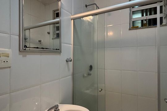 Suíte canadense - e banheiro social de apartamento à venda com 1 quarto, 40m² em Copacabana, Rio de Janeiro