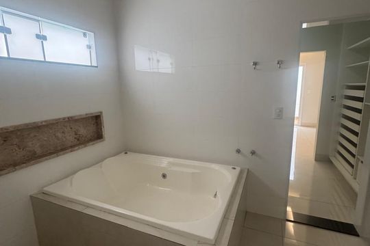 Banheiro 2 de casa de condomínio para alugar com 3 quartos, 221m² em Gávea, Uberlândia