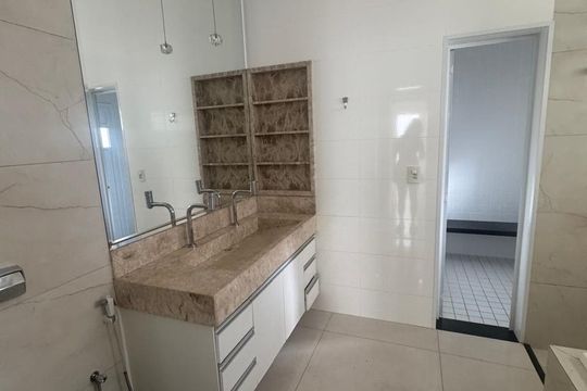 Banheiro 1 de casa de condomínio para alugar com 3 quartos, 221m² em Gávea, Uberlândia