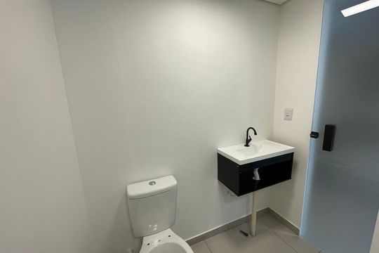 Banheiro social de kitnet/studio para alugar com 1 quarto, 26m² em Centro, São Leopoldo