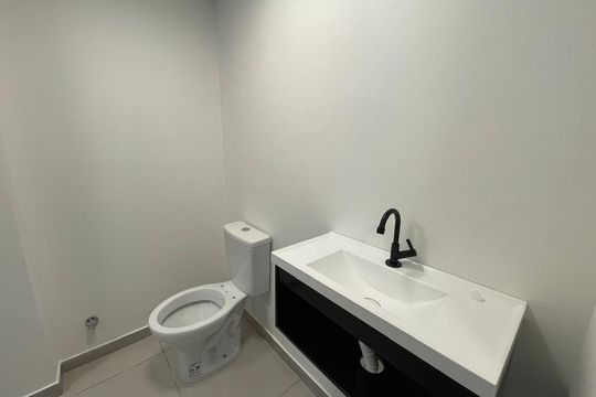 Banheiro social de kitnet/studio para alugar com 1 quarto, 26m² em Centro, São Leopoldo