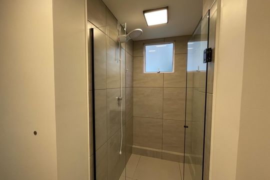 Banheiro social de kitnet/studio para alugar com 1 quarto, 26m² em Centro, São Leopoldo