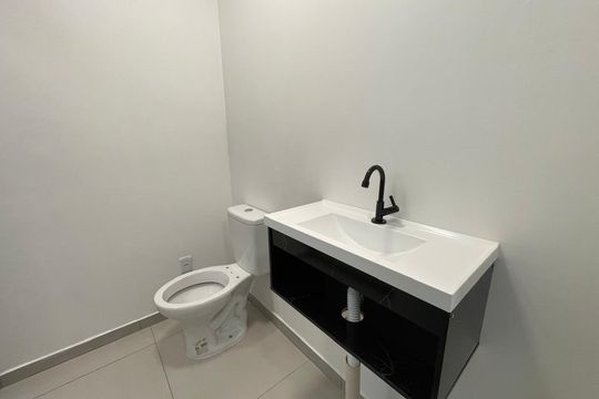 Banheiro social de kitnet/studio para alugar com 1 quarto, 26m² em Centro, São Leopoldo