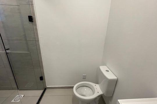Banheiro social de kitnet/studio para alugar com 1 quarto, 26m² em Centro, São Leopoldo