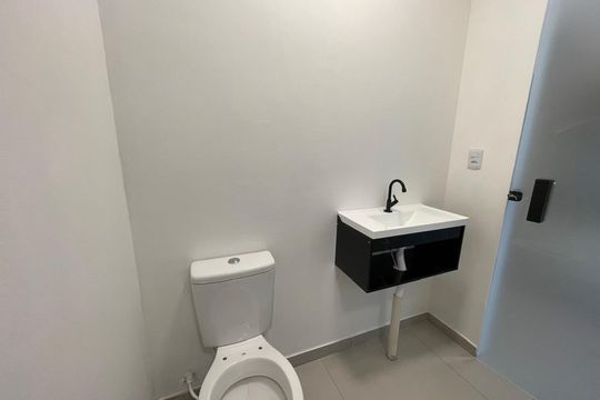 Banheiro social de kitnet/studio para alugar com 1 quarto, 26m² em Centro, São Leopoldo