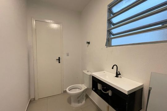 Banheiro social de kitnet/studio para alugar com 1 quarto, 28m² em Centro, São Leopoldo