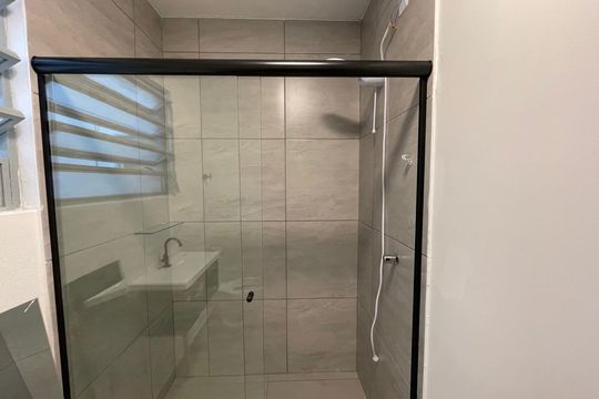 Banheiro social de kitnet/studio para alugar com 1 quarto, 28m² em Centro, São Leopoldo