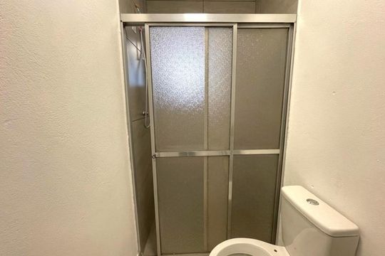 Banheiro de kitnet/studio para alugar com 1 quarto, 25m² em Centro, São Leopoldo