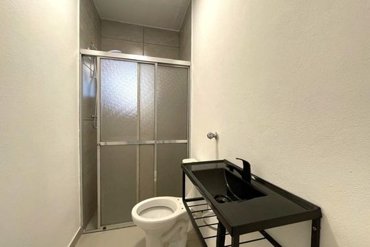 Banheiro de kitnet/studio para alugar com 1 quarto, 25m² em Centro, São Leopoldo