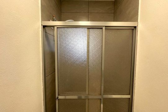 Banheiro de kitnet/studio para alugar com 1 quarto, 25m² em Centro, São Leopoldo