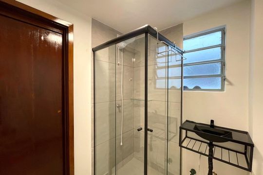 Banheiro de kitnet/studio para alugar com 1 quarto, 21m² em Centro, São Leopoldo