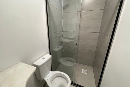 Banheiro social de kitnet/studio para alugar com 1 quarto, 23m² em Centro, São Leopoldo