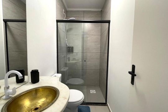 Banheiro de kitnet/studio para alugar com 1 quarto, 23m² em Centro, São Leopoldo