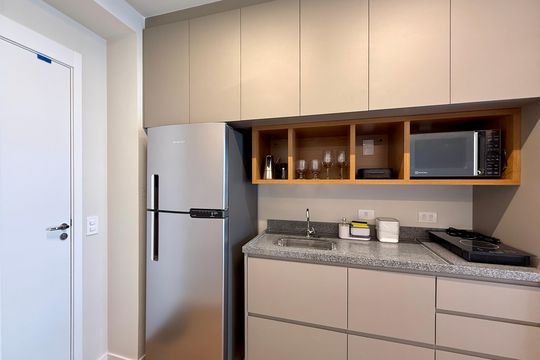 Cozinha  de kitnet/studio para alugar com 0 quarto, 25m² em Vila Cordeiro, São Paulo