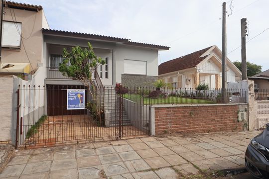 Fachada de casa à venda com 2 quartos, 137m² em São Luís, Canoas