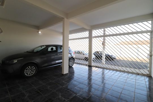 Garagem de casa para alugar com 4 quartos, 233m² em Cidade Jardim, Uberlândia