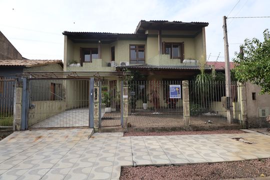 Fachada de casa à venda com 2 quartos, 200m² em São José, Canoas