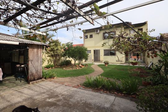 Área externa de casa à venda com 2 quartos, 200m² em São José, Canoas