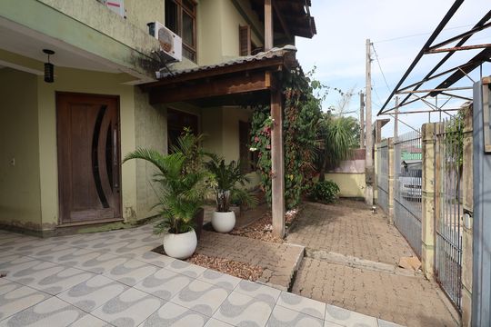 Área externa de casa à venda com 2 quartos, 200m² em São José, Canoas