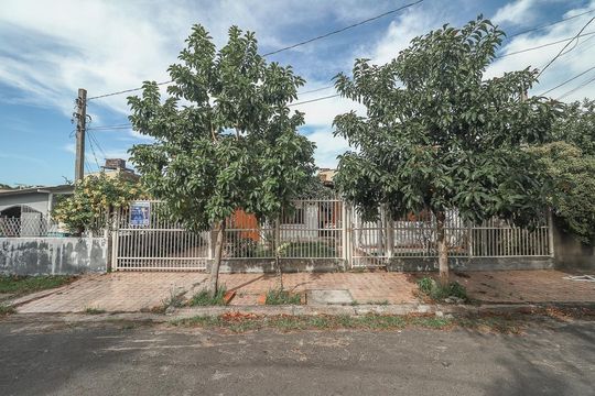 Fachada de casa à venda com 5 quartos, 303m² em Rubem Berta, Porto Alegre