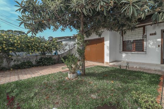 Fachada de casa à venda com 5 quartos, 303m² em Rubem Berta, Porto Alegre