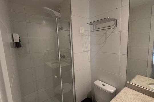Banheiro social de kitnet/studio à venda com 1 quarto, 23m² em Campo Belo, São Paulo