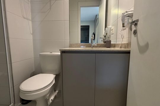 Banheiro social de kitnet/studio à venda com 1 quarto, 23m² em Campo Belo, São Paulo
