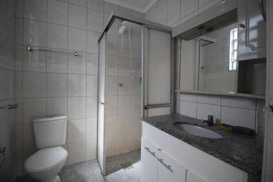 Banheiro de apartamento à venda com 2 quartos, 70m² em Floresta, Porto Alegre