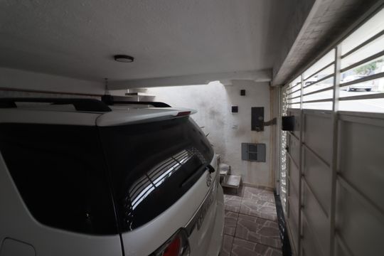 Garagem de casa à venda com 4 quartos, 200m² em Santo Antônio, Osasco