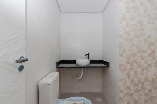 Banheiro de kitnet/studio para alugar com 1 quarto, 40m² em Jardim Aeroporto, São Paulo