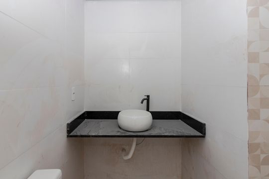 Banheiro de kitnet/studio para alugar com 1 quarto, 40m² em Jardim Aeroporto, São Paulo