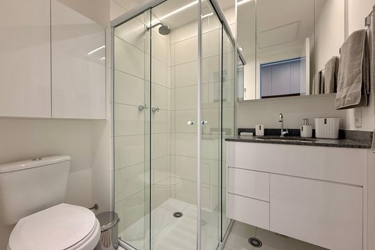 Banheiro  de kitnet/studio para alugar com 0 quarto, 25m² em Vila Cordeiro, São Paulo