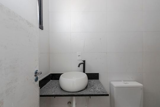 Banheiro de kitnet/studio para alugar com 1 quarto, 37m² em Jardim Aeroporto, São Paulo