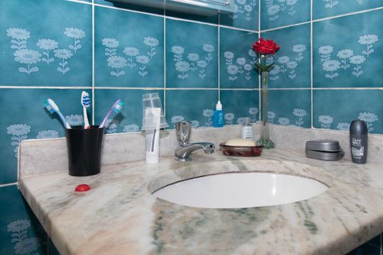 Banheiro Social de casa à venda com 2 quartos, 110m² em Tristeza, Porto Alegre