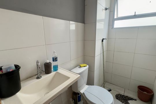 Banheiro de apartamento para alugar com 2 quartos, 47m² em Jardim Hanna, Guarulhos