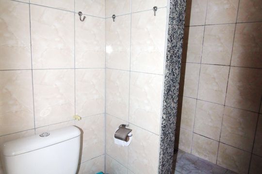 Banheiro de casa para alugar com 1 quarto, 40m² em Brás de Pina, Rio de Janeiro