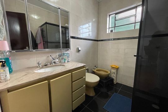 Banheiro 1 de casa à venda com 4 quartos, 190m² em Jardim Rizzo, São Paulo